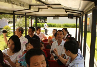 員工與家屬乘坐“無(wú)限極號(hào)”進(jìn)行參觀 